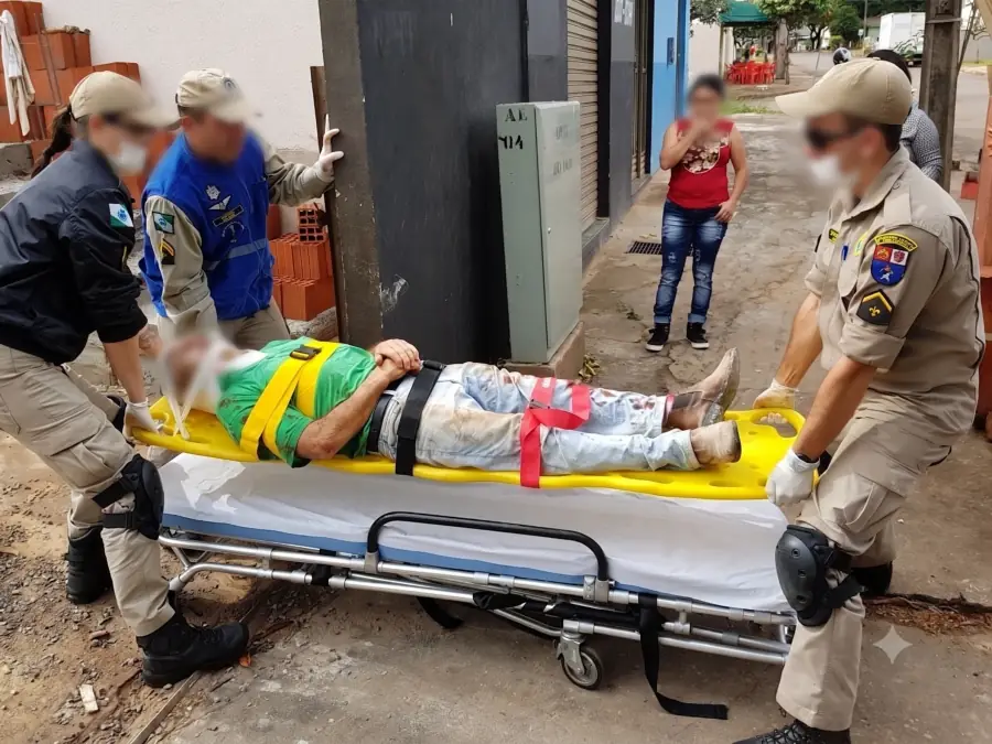 Trabalhador acidentado sendo socorrido em maca