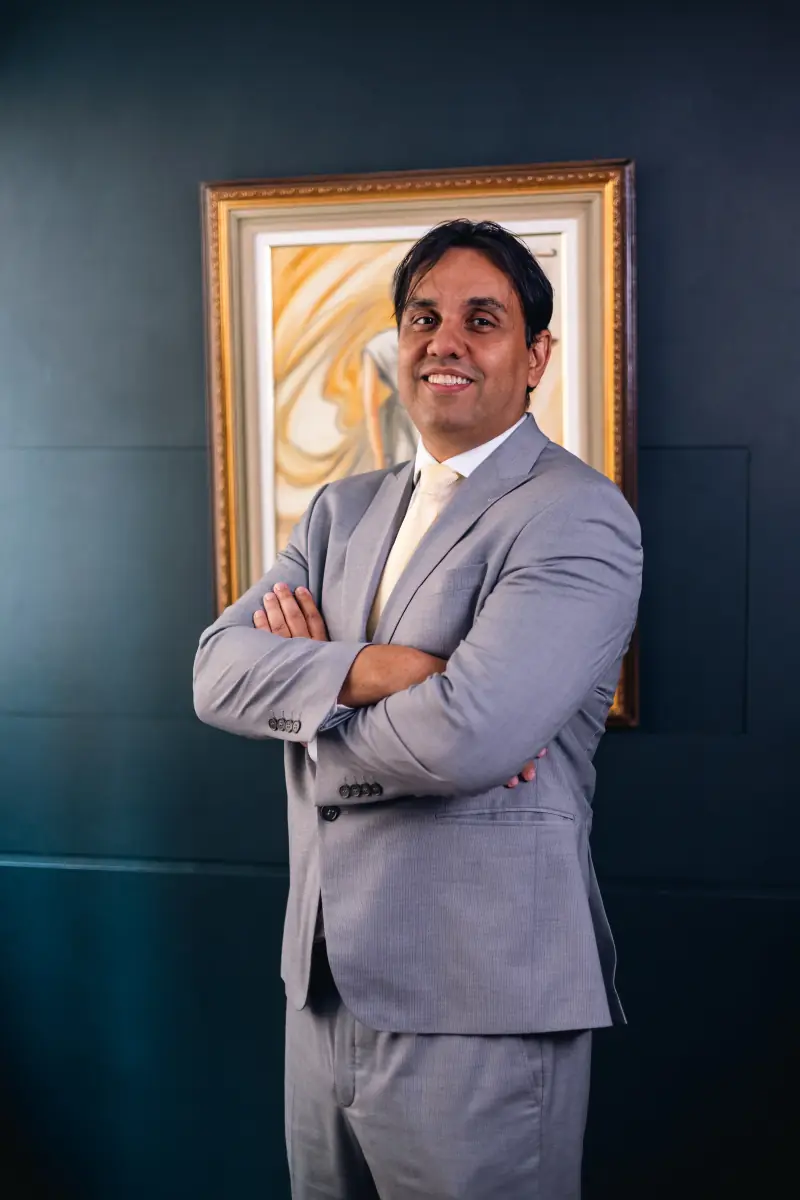 Dr. Leonardo Moura Santana no escritório